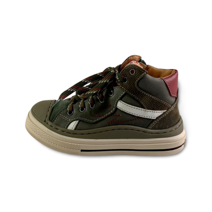 Sneaker met groene accenten en beschermde neus