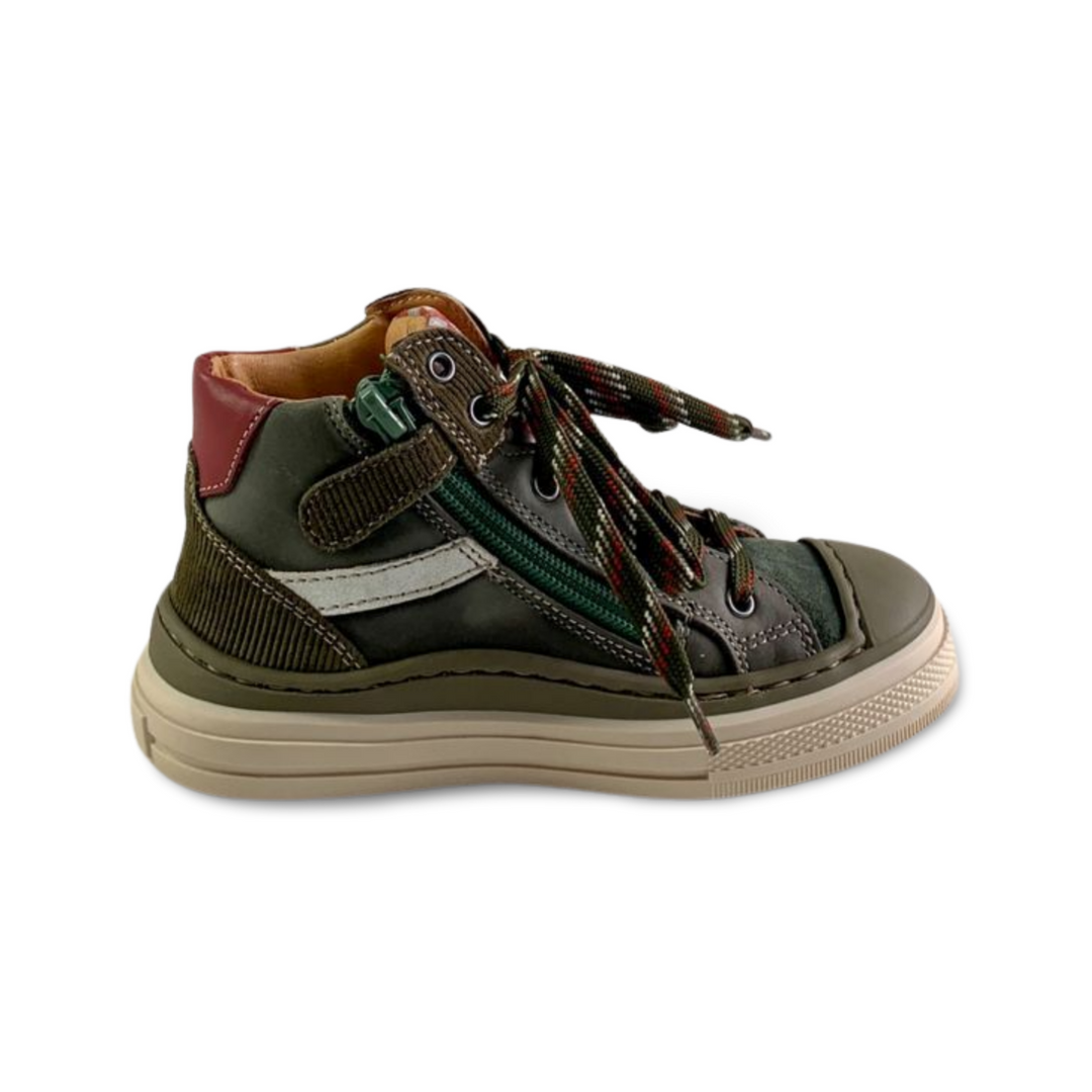 Sneaker met groene accenten en beschermde neus