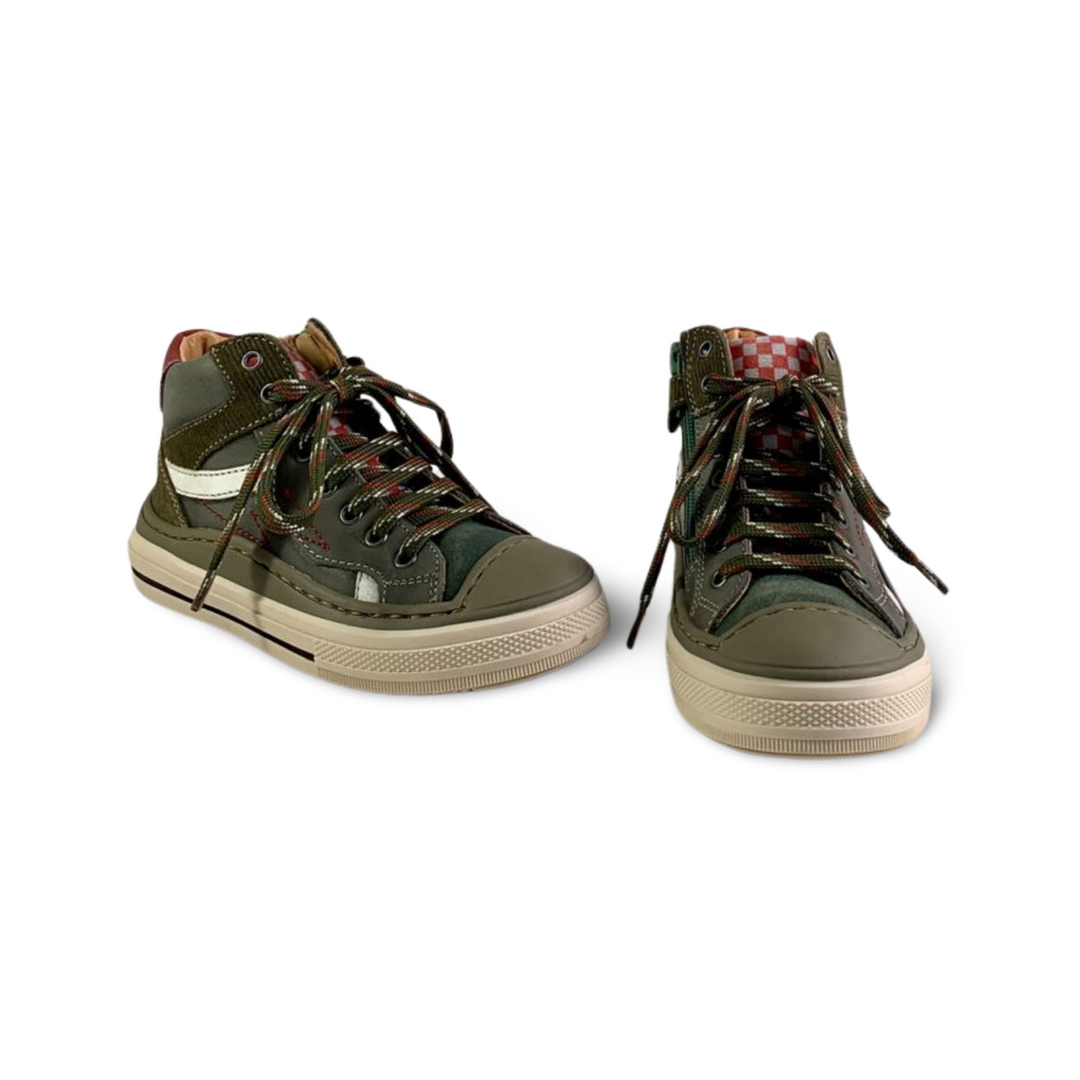 Sneaker met groene accenten en beschermde neus