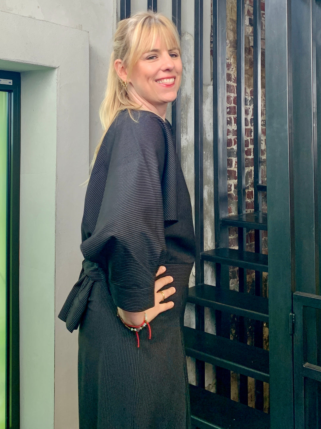 zwarte blouse met krijtstreep