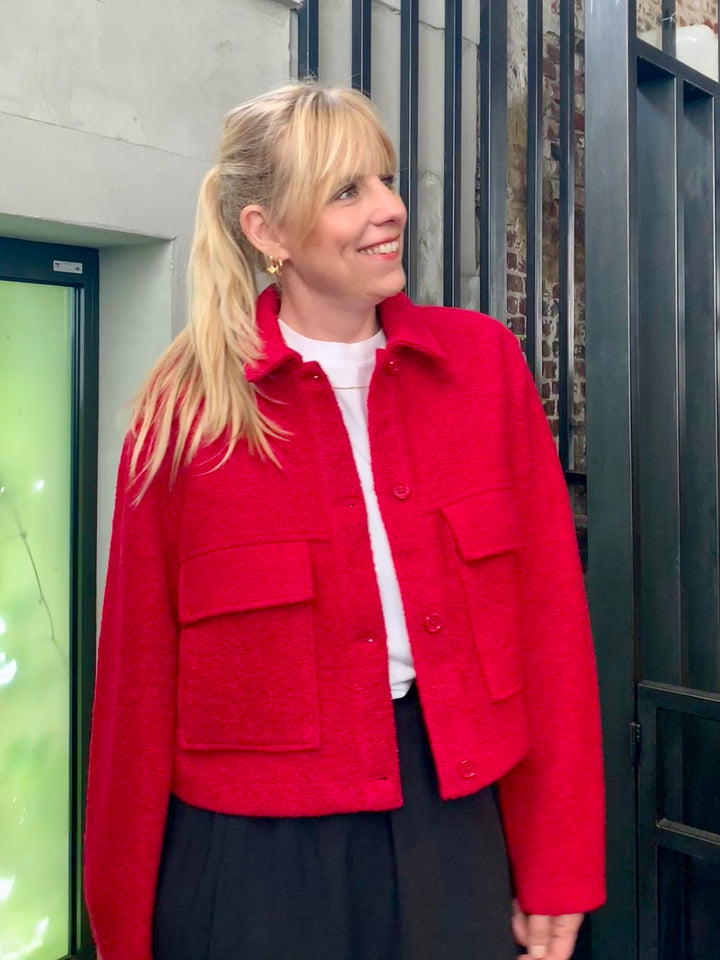 Bouclé jasje – bold in red