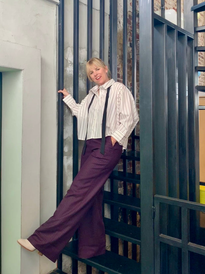 Diepe pruim-paarse krijtstreep broek