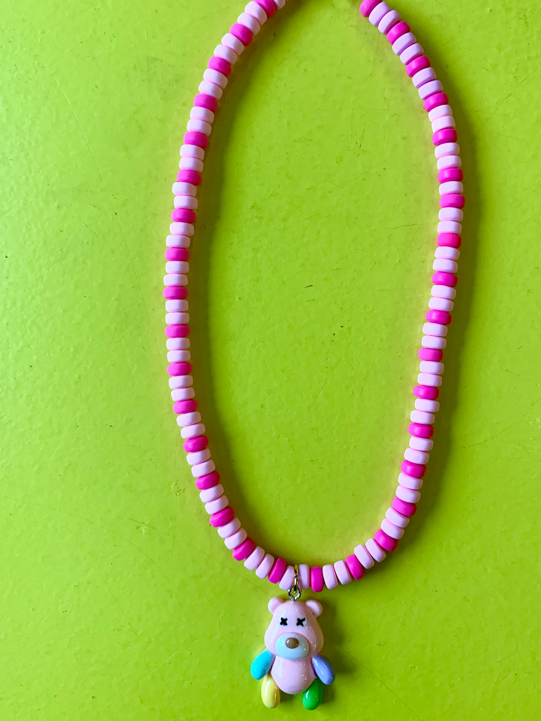 ketting beertje met kleurrijke ledematen