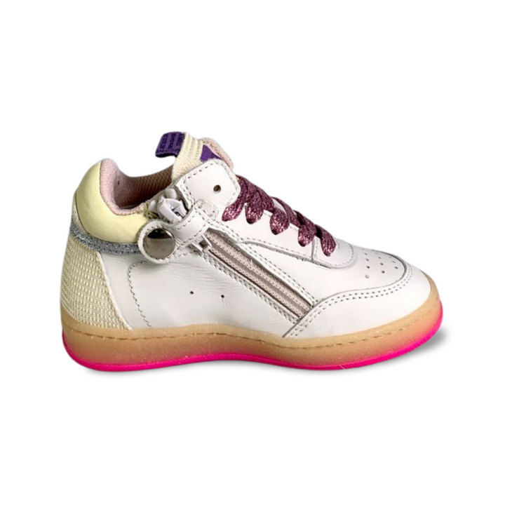 Stoere sneaker met roze accenten