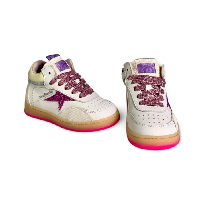 Stoere sneaker met roze accenten