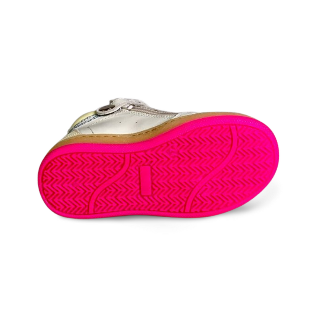 Stoere sneaker met roze accenten