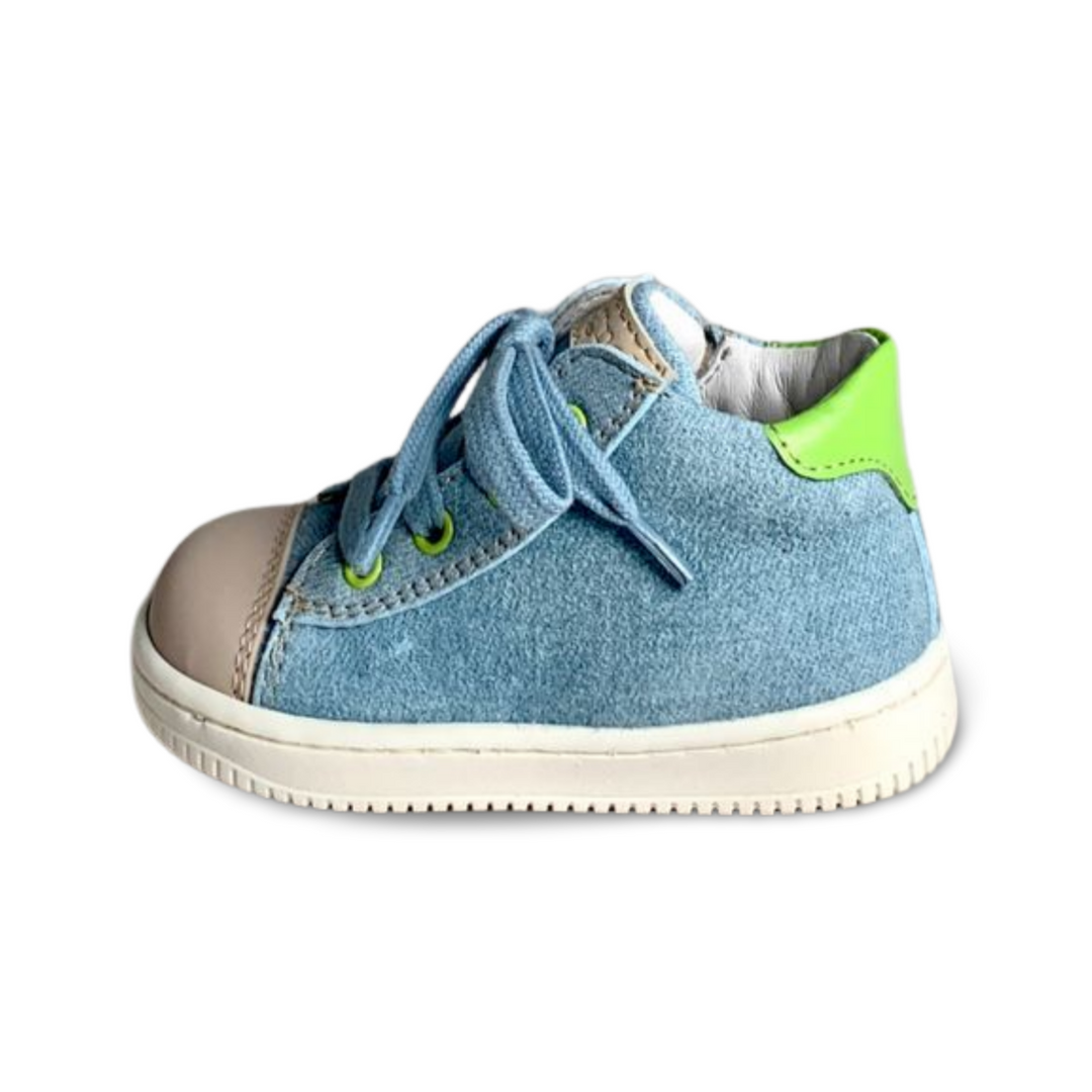 Blauwe sneaker met beschermde neus