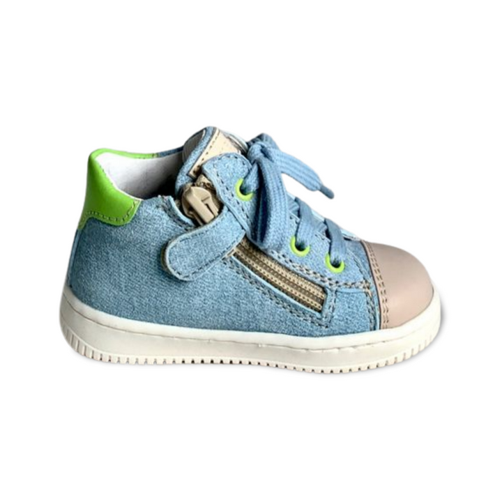 Blauwe sneaker met beschermde neus