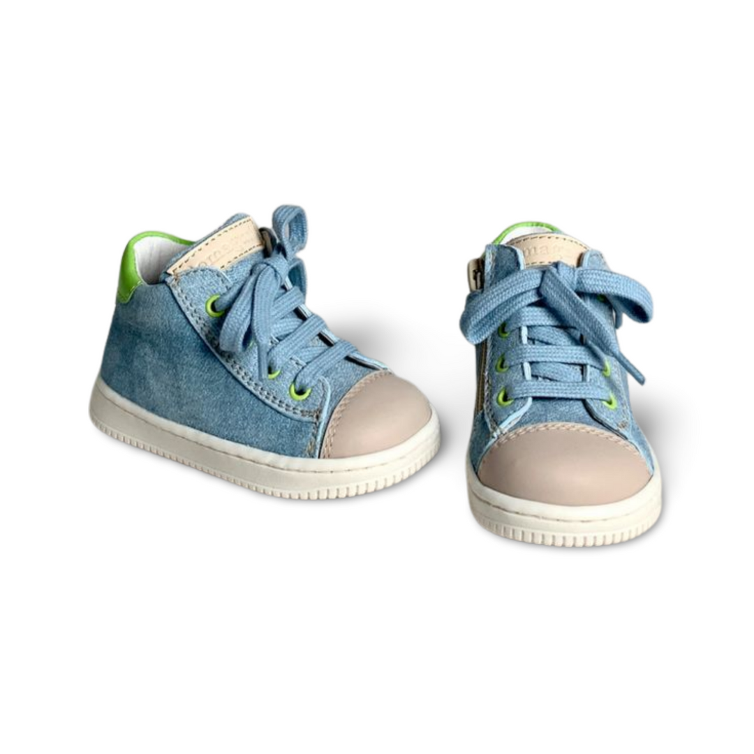 Blauwe sneaker met beschermde neus