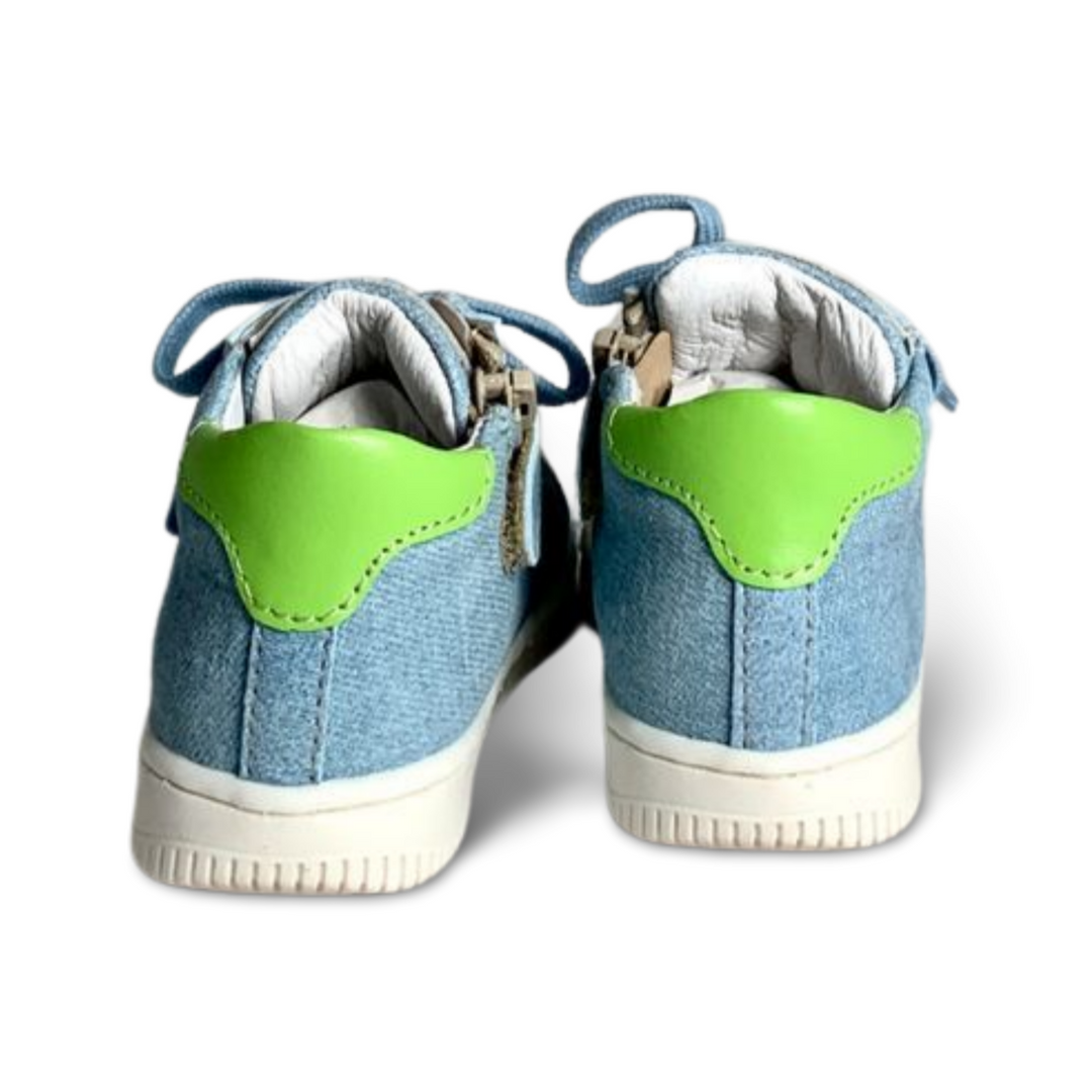 Blauwe sneaker met beschermde neus