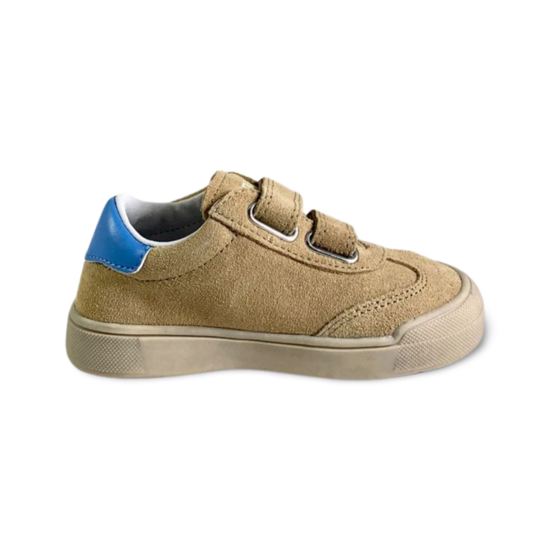 Velcro sneaker